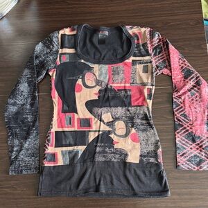 Graphic Long Sleeve Scoop Neck Top in Black, Red, Beige